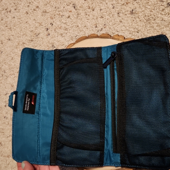 Victronix for Swiss Set of 2 Wallet Size Toiletry Cases - Picture 7 of 9